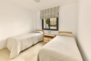 een slaapkamer met twee bedden en een raam bij Apartamento vista mar lateral in Torrox Costa