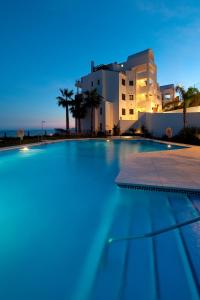 een groot zwembad voor een gebouw bij Apartamento vista mar lateral in Torrox Costa