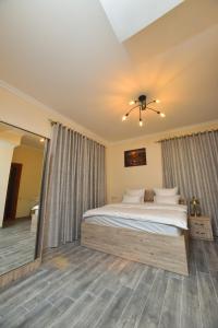 Ένα ή περισσότερα κρεβάτια σε δωμάτιο στο Altunyan Hotel