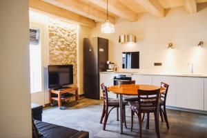 a kitchen and dining room with a table and chairs at El Call, LEstudi en la judería de Besalú in Besalú