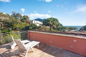 a balcony with two chairs and a view of the ocean at Casa zagare sul mare in Levanto