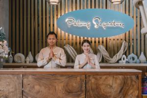 Zwei Männer machen Yoga in einem Zimmer. in der Unterkunft Patong Signature Boutique Hotel in Patong Beach + 37 Fotos