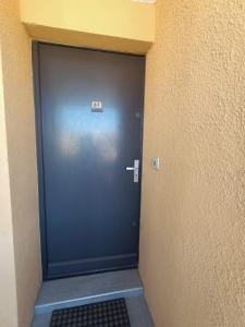 uma porta com uma placa num edifício em T2 vue Mer - St Pierre la Mer 2PLM67 em Saint Pierre La Mer