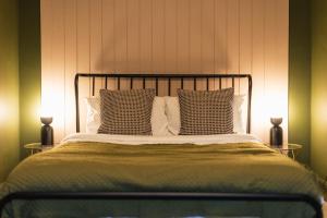 un letto con due lampade su due tavoli accanto ad esso di The Old Coach House, Gorgeous 3 Bed, Central, Modern, Parking, King Bed, HUGE Bath a Yeovil