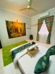 een slaapkamer met een groot bed en een bank bij Batu Pahat Qastina Gunong Soga Homestay in Batu Pahat