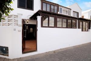 una casa con paredes blancas y una puerta en Apartamento White Sun, en Playa Honda