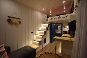 Arkaya TinyHouse في فتحية: غرفة معيشة صغيرة مع أريكة ومطبخ