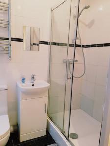 een badkamer met een douche en een wastafel bij Modern Apartment in Great Location in London in Londen