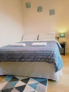 een slaapkamer met een groot bed met kussens erop bij Modern Apartment in Great Location in London in Londen