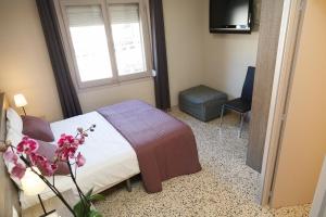 Μια τηλεόραση ή/και κέντρο ψυχαγωγίας στο Hostal Fonda Montserrat
