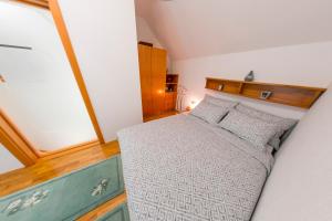 1 dormitorio con 1 cama en una habitación pequeña en Holiday Home Villa Sara, en Bihać