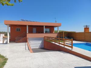 Casa con piscina y casa en Piscina de sal Barbacoa Wifi, Parking Gratis, 3 min PGA Casa El Roble en Girona