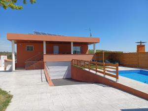 una casa con piscina e una casa di Piscina de sal Barbacoa Wifi, Parking Gratis, 3 min PGA Casa El Roble a Girona