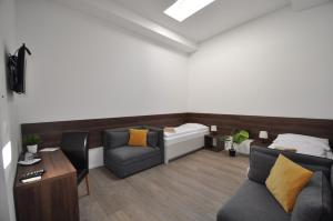 salon z kanapą i łóżkiem w obiekcie Penzion MSPORT w Trenczynie