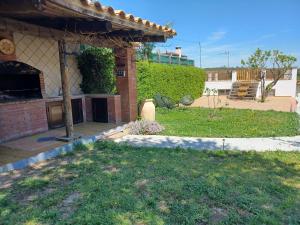 A garden outside Piscina de sal Barbacoa Wifi, Parking Gratis, 3 min PGA Casa El Roble
