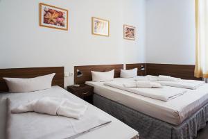Postel nebo postele na pokoji v ubytování Queens Park Hotel