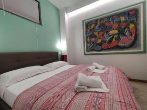 1 dormitorio con 1 cama con 2 toallas en Il Bassotto - Homy 5 Terre, en Volastra