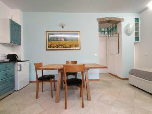 cocina con mesa y sillas en una habitación en Il Bassotto - Homy 5 Terre, en Volastra