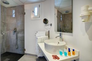 a bathroom with a sink and a shower at Apartamentos Azul Playa in Cala d´Or