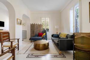 sala de estar con sofá y mesa en Villa sui Colli Bolognesi by Wonderful Italy, en Bolonia