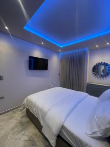 Een bed of bedden in een kamer bij Natasa's Luxury Apartment
