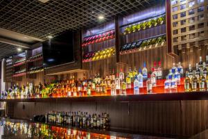 un bar con molte bottiglie di alcol di Palm Africa Hotel Juba a Giuba