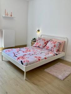 sypialnia z łóżkiem z czerwonymi kwiatami w obiekcie Bed & Stay Kersenbloesem w mieście Nijswiller