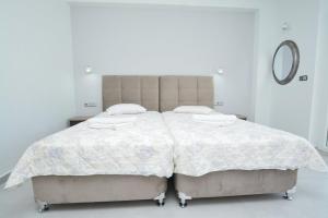 Un pat sau paturi într-o cameră la Platana Studios Karadolas