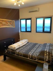 A bed or beds in a room at Lacs de l'eau d'heure B25