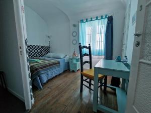 エヴォラにあるThe Aqueduct Guesthouseのベッドルーム1室(ベッド1台、テーブル、椅子付)
