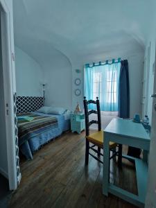 1 dormitorio con cama, mesa y escritorio en The Aqueduct Guesthouse en Évora