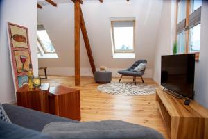 a living room with a couch and a television at Ferienwohnung Am Ufer an der Müritz in Rechlin