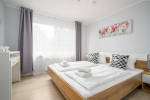 Un dormitorio con una cama grande con sábanas blancas y una ventana. en Ferienhaus Mila, en Schwarz