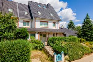 una casa grande con tejado abuhardillado en Ferienhaus Mila, en Schwarz