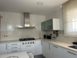 A kitchen or kitchenette at Piscina de sal Barbacoa Wifi, Parking Gratis, 3 min PGA Casa El Roble