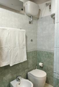 y baño con aseo y lavamanos. en Casetta la Terrazza en Civita Castellana