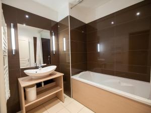Kúpeľňa v ubytovaní Studio confortable à Jausiers avec terrasse, piscine et sauna - 4 pers - FR-1-165B-24