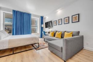 a bedroom with a bed and a couch at Initial / Harry / Quebec+stat in Quebec City