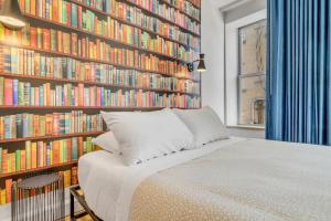 a bedroom with a large wall of books at Initial / Harry / Quebec+stat in Quebec City