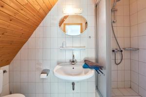 a bathroom with a sink and a mirror at Vosskuhl Kabuff Twee in Südermarsch