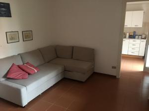 sala de estar con sofá y 2 almohadas rojas en Ca da Lalla en Carro