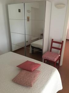 1 dormitorio con cama, espejo y silla en Ca da Lalla en Carro