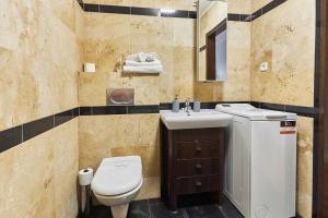 a bathroom with a toilet and a sink at Apartamenty Świnoujście - Apartament morski Rezydencja Żeromskiego in Świnoujście