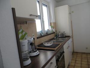 uma cozinha com um lavatório e uma bancada em Zur Gartenlaube em Bullay