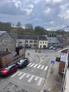 ein Parkplatz mit Autos in einer Stadt geparkt in der Unterkunft Pina's Appartment in Namur