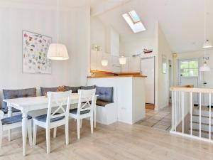 Dapur atau dapur kecil di 6 person holiday home in Aabenraa-By Traum