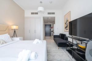 TV a/nebo společenská místnost v ubytování Relaxing Golf Retreat by Suiteable Interiors