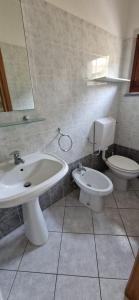 y baño con lavabo y aseo. en Casa Carda di Lai Loretta, en Castel Focognano