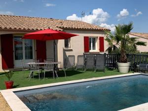 Bazén v ubytovaní Villa sud de la France avec piscine privée alebo v jeho blízkosti
