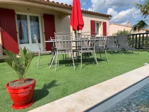 Vonkajšia záhrada v ubytovaní Villa sud de la France avec piscine privée
